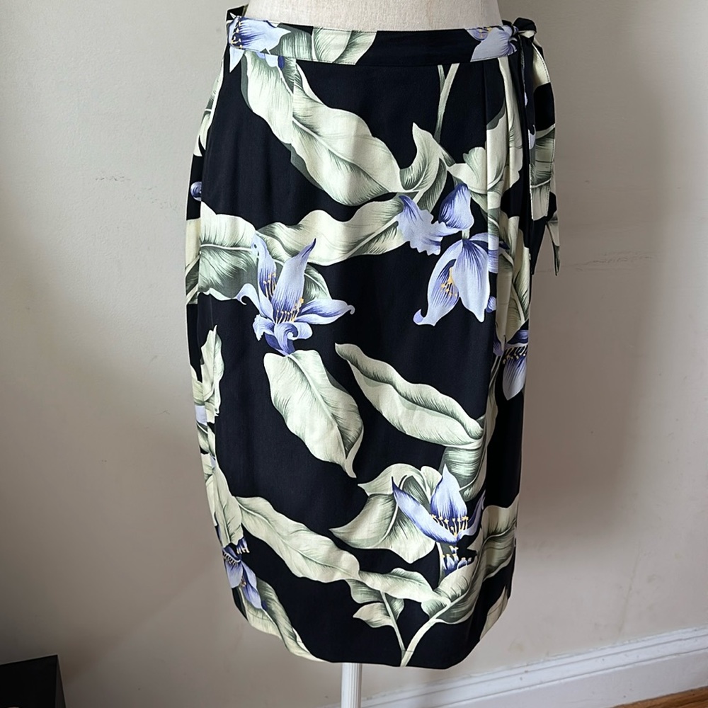 Tommy Bahama 100% Silk Vintage blue Lilly tropical flower wrap skirt